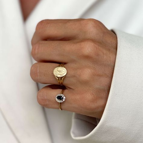 Signet rings have a rich history, dating back to ancient times when they served as personal signatures and symbols of authority ⚜️ Traditionally engraved with family crests, they authenticated documents and represented heritage and power. Today, they remain timeless symbols of elegance. Gold Ring Sets Aesthetic, Classy Rings Aesthetic, Ring Combinations, Dating Ring, Timeless Rings, Ancient Rings, Pinky Rings For Women, Pinkie Ring, Pinky Signet Ring