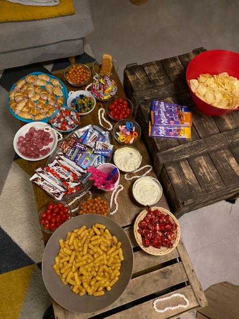 Movies. Aesthetic. Food. Snacks. Picture inspo. Ig story. Instagram. Movie Marathon Food Ideas, Sleepover Aesthetic Food, Snacks Aesthetic Night, Movie Night Vibes, Movie Marathon Food, Movie Snacks Aesthetic, Snacks Asthetic Picture, Movie Marathon Snacks, Night Snacks Aesthetic