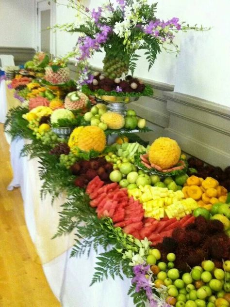 Wedding Reception Food Buffet, Fruit Tables, Veggie Display, Dessert Display Wedding, Fruit Table, Decoration Buffet, 50 Party, Platter Ideas, Fruit Trays