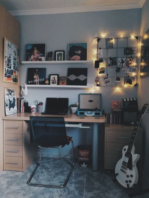 sometimes i think that my room is kinda aesthetic Teenage Music Bedroom, Mens Room Inspiration Aesthetic, Music Home Aesthetic, Music Room Ideas Aesthetic, Music Related Room Decor, Room Guitar Aesthetic, Indie Music Room Aesthetic, Dark Music Room Aesthetic, Music Themed Interior Design