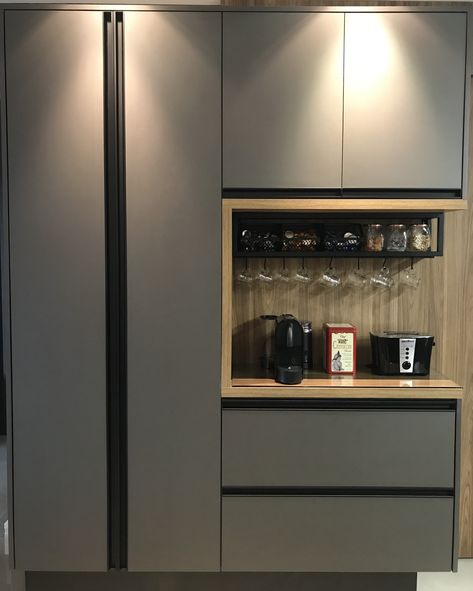 Minimalist Coffee Bar Home, Indian Pantry Organization, Easy Pantry Organization, Pantry Storage Organization, Kaffe Station, Crockery Cabinet Design, Kitchen Organization Ideas, Organization Pantry, Pantry Remodel