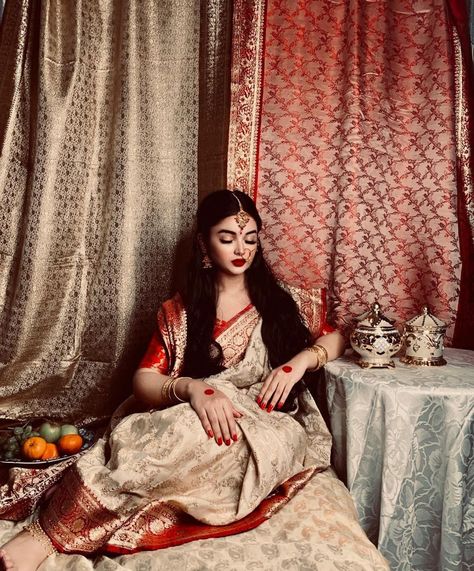 Bengali Saree Photoshoot, Desi Photography, Bengali Look, Saree Bengali, Bengali Aesthetic, Bangladeshi Saree, Hindu Women, Bangladeshi Bride, Bengali Culture