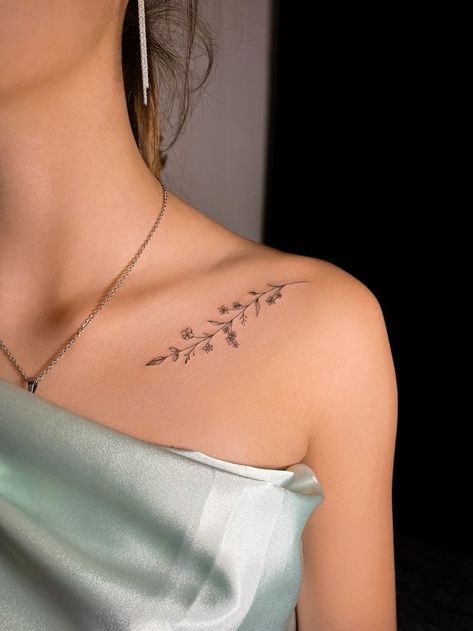 #InkAddict #TattooCommunity #TattooLovers #TattooCulture #TattooedLife Shoulder Line Tattoos For Women, Clavicle Tattoo, Tato Minimal, Small Chest Tattoos, Small Shoulder Tattoos, Neck Tattoos Women, Shoulder Tattoos For Women, Collar Bone Tattoo, Cute Tattoos For Women