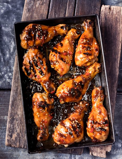 Barbecued chicken drumsticks with ginger barbecue sauce - Finger licking good! Bbq Chicken Drumsticks, Barbecued Chicken, Chicken Roaster, Chicken Breast Crockpot Recipes, Chicken Drumstick, Crockpot Chicken Breast, Grill Food, Barbecue Sauce Recipes, Drumstick Recipes