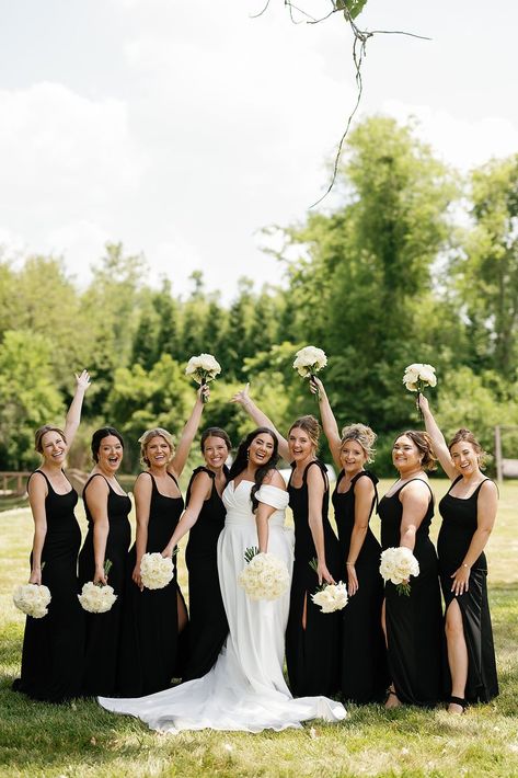 Bridesmaid Pictures Ideas, Bride And Bridesmaids Poses, Bride And Bridesmaids Photoshoot, Wedding Bridesmaid Poses, Unique Bridesmaids Photos, Bridesmaids Photoshoot Ideas, Brides And Bridesmaids Pictures, Wedding Poses For Bridesmaids, Bridesmaids Poses Photo Ideas