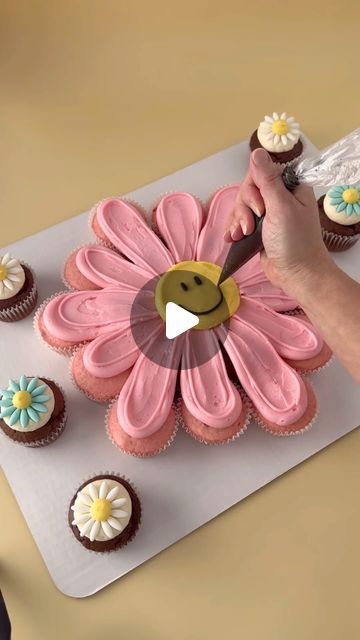 @decorelement on Instagram: "Pull-apart daisy cupcakes 🧁 🌼🌸 too cute and perfect for little hands to just dive in 💕 🎥 credit @septembermooncupcakery . . . . . . . . . . . . . #cupcakes #cupcakedecorating #cupcake #pullapartcupcakes #flowers #flowerbuttercream #buttercreamflowers #buttercreamcake #cakeinspo #cakeideas #cakeinspiration #spring #springvibes" 5 Year Birthday Cupcakes, Flower Pull Apart Cupcake Cake, Strawberry Cupcake Cakes Pull Apart, 5 Birthday Cupcakes, 10 Birthday Cupcakes, Cupcake Flower Cake, Girls Birthday Cupcake Ideas, Birthday Cupcake Cake Ideas Pull Apart, Pull Apart Flower Cupcakes