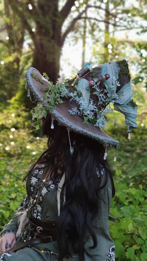 Enchanted Witch Costume, Apothecary Witch Costume, Mage Halloween Costumes, Forest Costume Diy, Ren Faire Halloween, Mushroom Wizard Costume, Midevil Witch Costumes, Forest Witch Accessories, Cosplay Witch Hat