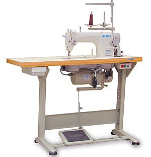 i use one almost everyday, its like a best friend ^-^    Juki 8700 Industrial Sewing Machine Industrial Ideas, Juki Sewing Machine, Sewing Machines Best, Trendy Sewing Projects, Sewing Machine Quilting, Trendy Sewing Patterns, Sewing Machine Basics, Sewing Projects Clothes, Industrial Machine