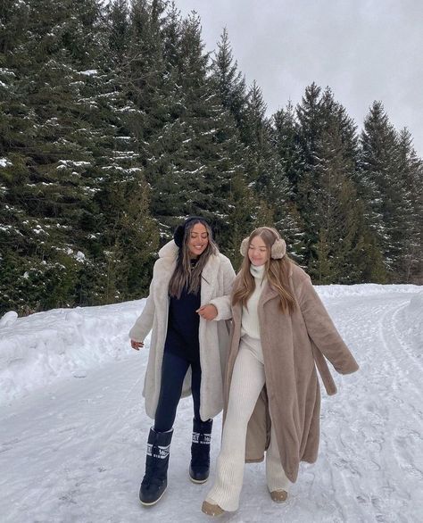 Winter Outfit Canada Cold, Casual Ski Outfits, Celebrity Snow Outfits, Nz Winter Outfit, Winter Outfits For Colorado Cold Weather, Warm Winter Outfits Snow, Chamonix Winter Outfits, Outfit Ideas For Mountain Trip Winter, Manali Look For Women