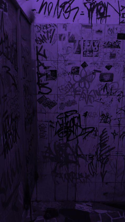 Grafitti Aesthetic Wallpaper, Purple Graffiti Wallpaper, Grafitti Wallpapers, Grunge Bathroom, Black And Purple Background, Purple Graffiti, Purple Grunge, Purple Aesthetic Background, Emo Wallpaper