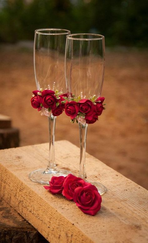 Copas Clay Roses, Clay Decor, Quince Decorations, Wedding Wine Glasses, Wedding Champagne Glasses, Decorated Wine Glasses, Store Manager, Wine Glass Crafts, Wedding Glasses