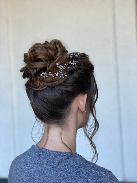 Bun With Gold Accessories, Bridal Bun With Hair Piece, Fairy Buns Hair, Hair Styles For Masquerade, Ball Gown Hairstyles Updo, Messy Ballerina Bun, Fairy Updos Hairstyles, Masquerade Prom Hairstyles, Masquerade Hairstyles For Short Hair