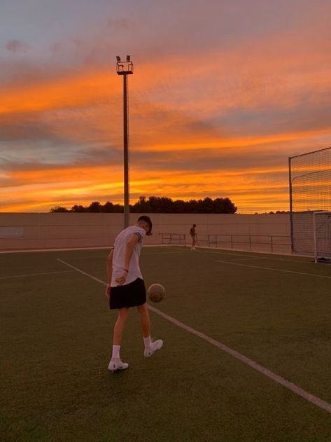 Football Guy Aesthetic, Futbol Aesthetic, Football Poses, Serie Bmw, Soccer Boyfriend, Football Boyfriend, Vision Board Pictures, Sports Boys, Sports Aesthetic