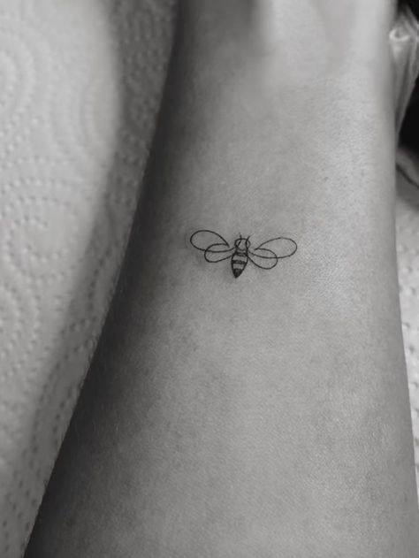 Tattoo Simplistic, Bee And Flower Tattoo, Small Bee Tattoo, Honey Bee Tattoo, Lavender Tattoo, Small Pretty Tattoos, Cute Little Tattoos, Small Hand Tattoos, Bee Tattoo