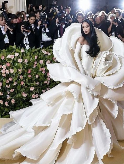 Celebrities At Met Gala, Crazy Dresses, Met Gala Dresses, Runway Fashion Couture, White Gown, Fashion Gowns, Fairytale Dress, Gala Dresses, Glam Dresses