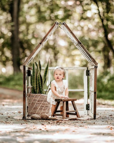 I just can’t get enough of my little greenhouse! Perfect for sitters and cake smash sessions! 🌱☀️ Mini Greenhouse Photoshoot, Unique Photography Mini Sessions, Greenhouse Minis Photography, Mini Session Set Up, Greenhouse Photo Studio, Christmas Greenhouse Photoshoot, Mini Photo Session Ideas, Sitter Session Photography, Outdoor Photo Props