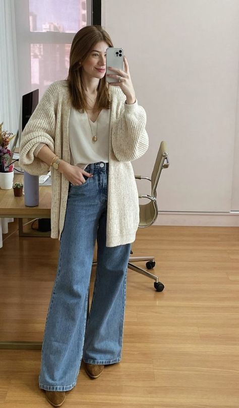 South American Outfits Women, Baggy Professional Outfits, Jeans Semi Formal Outfits, Friday Office Outfit Casual Classy, Chic Business Casual Outfits For Women, Smart Casual Women Winter Outfits, 40 Years Old Women Outfits, Styling Jeans For Work, Casual Fall Outfits Aesthetic