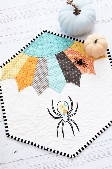 Floral Spider Web Quilt Pattern featured by top US quilting blog, Flamingo Toes. Quilted Mantle Scarf Pattern, Scrappy Hexagon Quilt Ideas, Cupcake Quilt, Spider Web Quilt, Spiderweb Quilt, Halloween Flamingo, Mini Patchwork, Halloween Quilt Patterns, Halloween Sewing Projects