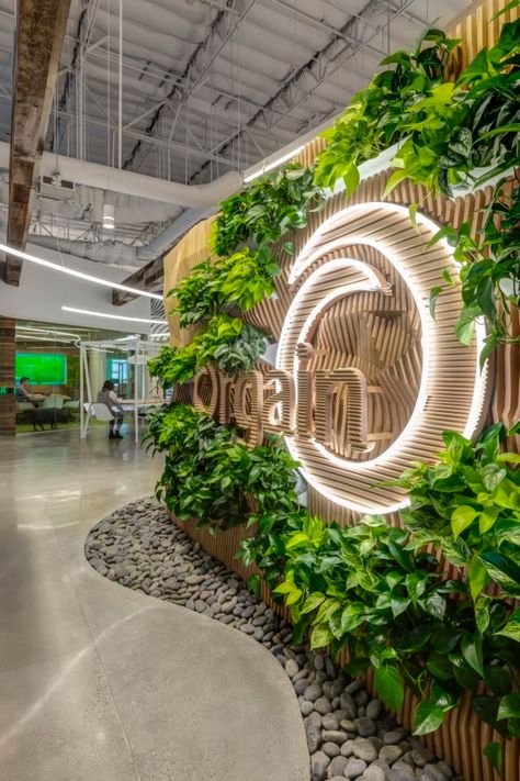 Flower Art Installation Outdoor, Green Wall Office Design, Plant Wall Office, Google Office Interior Design, Green Wall Office, Office Indoor Plants, Restaurant Plants, Jungle Office, Biophilic Office