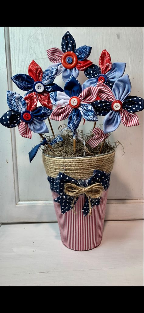 Patriotic Table Decorations, Fouth Of July Crafts, Patriotic Crafts Diy, Patriotic Centerpieces, Patriotic Flowers, Americana Crafts, Patriotic Projects, Tree Fabric, Fourth Of July Decorations