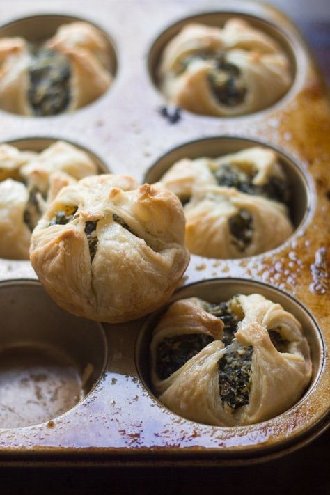 Vegan Potluck Recipes, Spinach Puffs, Spinach Puff, Dairy Free Appetizers, Recipes Winter, Vegan Appetizers Recipes, Vegan Potluck, Vegan Spinach, Vegan Party Food