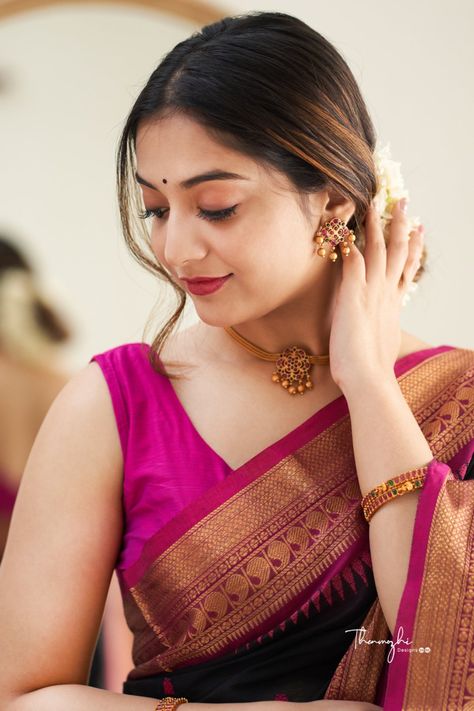 Marathi Saree With Sleeveless Blouse, Marathi Sadi Look Simple, Simple Jewellery For Saree, Marathi Saree Look Simple, Simple Bridal Saree, Saree With Sleeveless Blouse, Saree Wearing Styles, Bridal Sarees South Indian, Simple Saree Designs