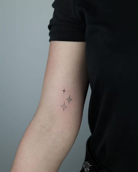 lara on Instagram: "sparkly stars for anna-lena ✨ thank you!" Inspire Tattoo For Women, Velaris Stars Tattoo, Dainty Acotar Tattoo, Four Stars Tattoo, Fine Line Acotar Tattoo, Sparkle Tattoo Placement, Acotar Stars Tattoo, In The Stars Tattoo, Tattoo Stars For Women