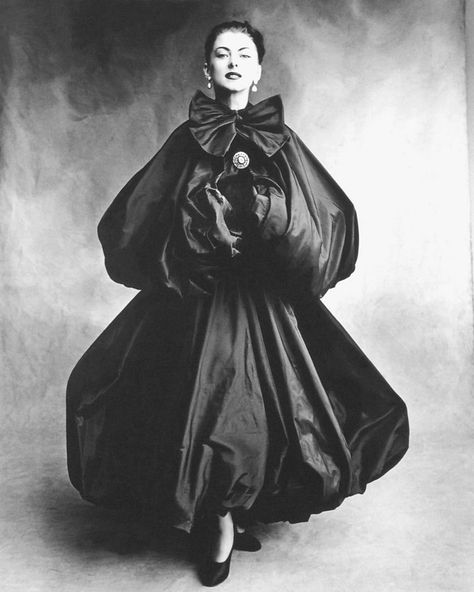 Cristóbal Balenciaga's Signature Looks - Balenciaga Dresses Sack Dress Balloon Jacket Egg Coat Cristobal Balenciaga Designs, Harem Dress, Vintage Balenciaga, Cristobal Balenciaga, Balenciaga Dress, Irving Penn, Vogue Vintage, Balenciaga Fashion, Sack Dress