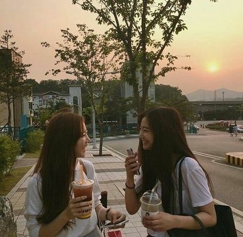 aesthetic cute korean friends bestfriends girls women ullzang Korean Friends, Kore Ulzzang, Mode Ulzzang, Bff Girls, Korean Best Friends, Fotos Goals, Best Friends Aesthetic, Ulzzang Couple, Korean Couple