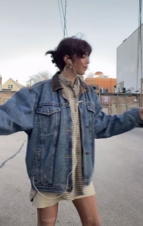 Trendy Jean Jacket Outfit, Denim Jacket Jeans Outfit, Denim Fleece Jacket Outfits, Jean Jacket Oversized Outfits, Oversized Denim Jacket Aesthetic, Blue Denim Jacket Outfit Aesthetic, Fluffy Denim Jacket Outfit, Jean Jacket Fur Collar Outfit, Denim Jacket Outfit Women Fall