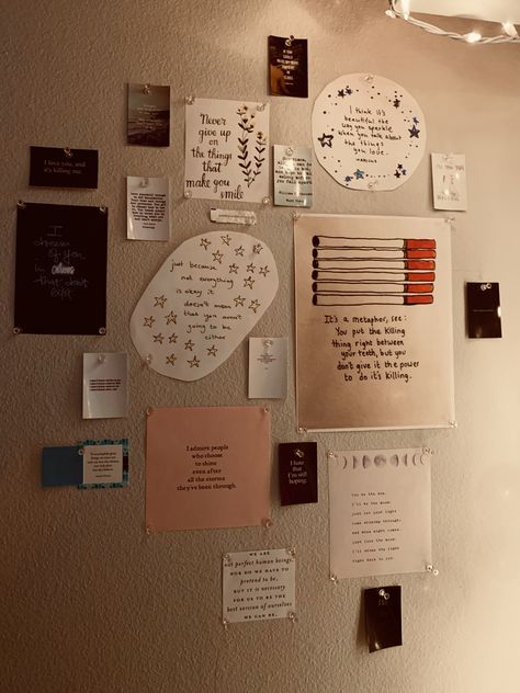 Quote Wall Aesthetic, Aesthetic Quote Wall Bedroom, Quote Wall Ideas Bedrooms, Quote Room Decor, Wall Asthetics Decor, Hostel Room Wall Decor Ideas, Poetry Wall Bedroom, Wall Of Quotes Decoration, Quote Wall Bedroom