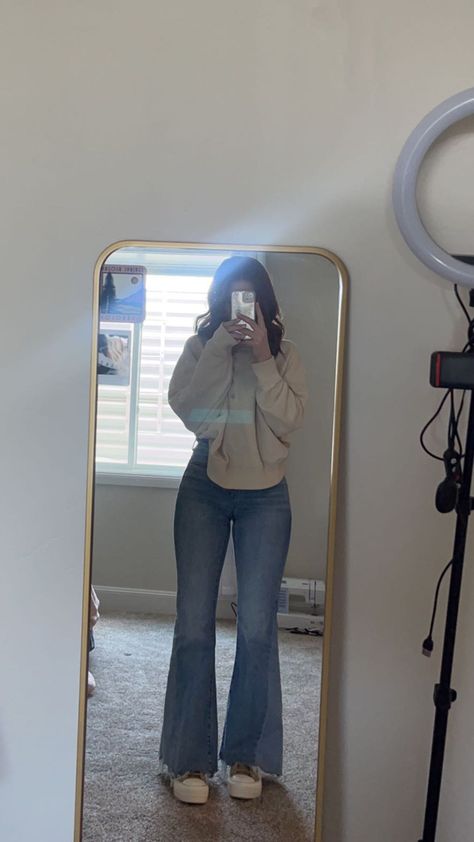 Sweatshirt With Trousers Outfit, Cute Outfits For Small Women, Fresh Love Outfits, Modest Fashion Outfits Jeans, 90s Flare Jeans Outfit Aesthetic, Outfits Aesthetic For College, Hot Temperature Outfits, Everyday Outfits Winter 2023, Comfy Nye Outfit Leggings