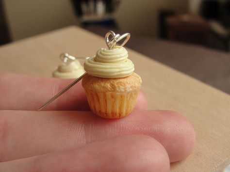 Cupcake Earring | Flickr - Photo Sharing! Clay Cupcake, Cupcake Jewelry, Polymer Clay Cupcake, Cupcake Earrings, Miniature Food Jewelry, Food Earrings, Polymer Clay Jewelry Diy, Polymer Clay Miniatures, Clay Food