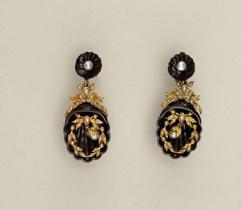 1800s Jewelry, 1860 Fashion, 1950s Jewelry, Georgian Jewelry, Onyx Earrings, Royal Jewels, Royal Jewelry, Victorian Jewelry, Antique Earrings