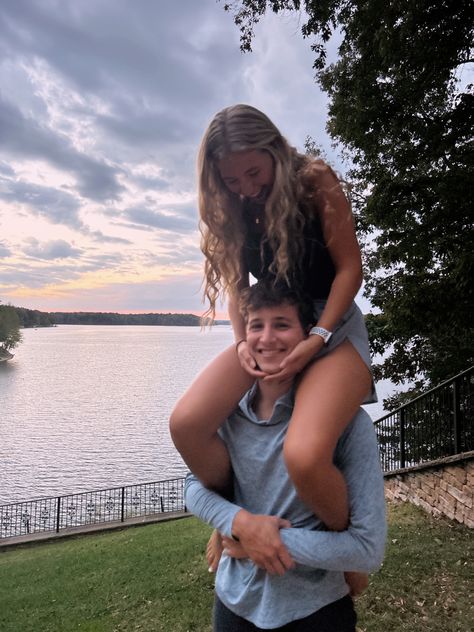 Lake Picture Ideas With Boyfriend, Cute Couple Swimming, Simple Couple Photo Ideas, Lake Photos With Boyfriend, Pictures To Take With Ur Bf, Summer Camp Couple Aesthetic, Summer Bf And Gf, Cute Lake Pictures With Boyfriend, Couples In Summer