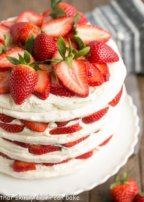 Florence Elopement, Strawberry Meringue Cake, Pavlova Recipes, Meringue Cake Recipe, Meringue Nests, Strawberry Meringue, Baked Meringue, Cake With Strawberries, Meringue Desserts