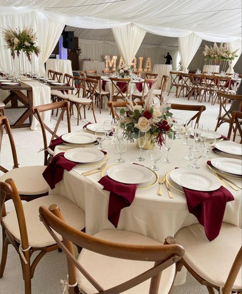 Maroon Wedding Theme Table Settings, Burgundy And White Party Decorations, Maroon Decorations Wedding, Maroon Wedding Inspiration, Burgundy Ceremony Decor, Burgundy Wedding Dessert Table, Maroon And Cream Wedding Theme, September Wedding Burgundy, Burgundy Xv Decoration