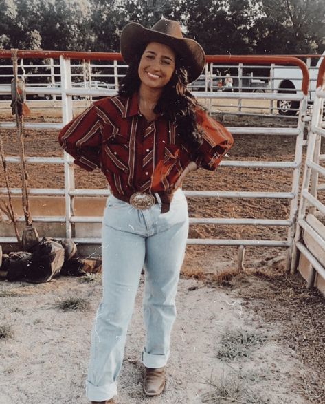 Western Flannel Outfits Women, How To Style Western Button Up Shirts Women, Real Western Outfits, Flannel Outfits Country, Punchy Aesthetic, Western Rodeo Outfits, Rodeo Fits, Western Flannel, Western Wardrobe