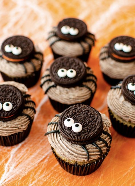 Halloween Cupcakes With Oreos, Oreo Halloween Cupcakes, Halloween Crafts Food, Halloween Bake Ideas, Things To Bake Halloween, Oreo Spider Cupcakes, Halloween Oreo Cupcakes, Halloween Cupcakes Simple, Halloween Cupcakes Ideas Easy