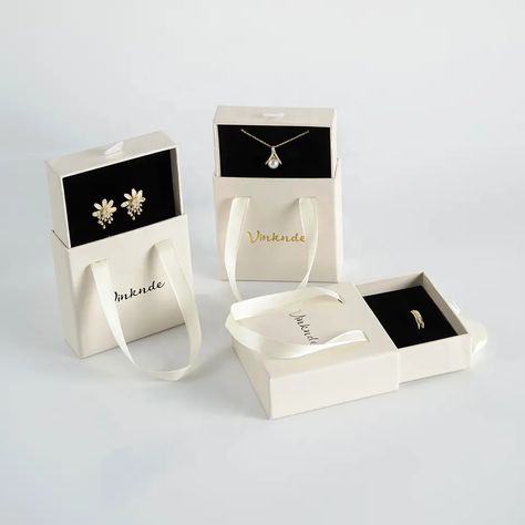 Box Jewelry Design, Silver Jewellery Packaging Ideas, Packaging For Rings, Bracelet Package Ideas, Packing For Jewelry, Customized Jewelry Boxes, Earring Box Packaging, Cool Ring Boxes, Christmas Jewelry Packaging