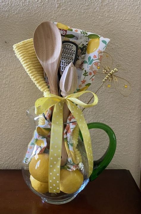 Gift Basket Ideas For Friends, Basket Ideas For Friends, Creative Gift Baskets, Homemade Gift Baskets, Christmas Gift Baskets Diy, Raffle Basket, Best Gift Baskets, Raffle Baskets, Ideas For Friends