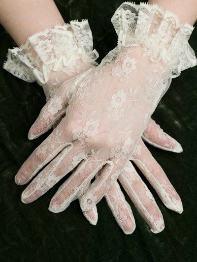 White lace gloves. So classy and regal looking. Reminds me of Kate Middleton's style Lace Gloves, White Gloves, Gloves, Lace, White