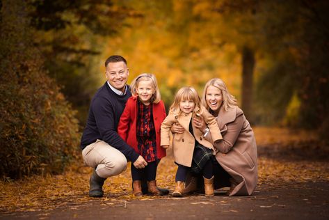 Fall Poses, Autumn Shoot, Autumn Photoshoot, Autumn Photos, Autumn Family Photography, Family Photoshoot Poses, Autumn Family Photos, Family Photoshoot Outfits, Family Photo Shoot