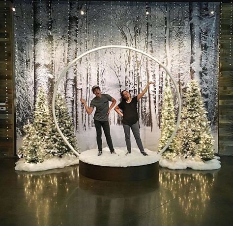 Christmas Snow Globe Photo Booth, Winter Photo Op Ideas, Holiday Stage Decorations, Snow Stage Design, Snow Globe Picture Backdrop, New Year Stage Decoration, Holiday Photo Booth Backdrop, Photobooth Christmas Backdrop, Christmas Photobooth Decoration