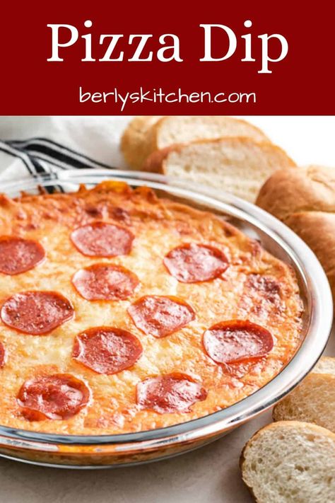 A cheesy pepperoni pizza dip with sour cream featuring spicy pepperonis, three kinds of cheese, pizza sauce, and Italian spices! #berlyskitchen Pretzel Dips, Dip Night, Pizza Dips, Pepperoni Dip, Pizza Dip Recipes, Pepperoni Pizza Dip, Pepperoni And Cheese, Bagel Dip, Dip Recipes Hot