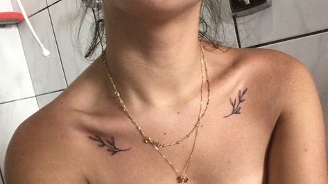 Hip Tattoos Women Symmetrical, Collar Bone Tattoo Simple, Hand Tattoos With Meaning, Woman Tattoo Arm, Flower Tattoos Unique, 00 00 Tattoo, Dainty Collar Bone Tattoo, Small Collar Bone Tattoo, Collar Bone Tattoo Ideas