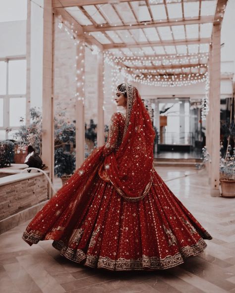 Baraat Lehenga Pakistani, Indian Bride Outfits Red, Asian Wedding Dress Red, Desi Wedding Dresses Red, Red Desi Wedding Dress, Barat Dresses Pakistani Bridal Lehenga, Red Wedding Dress Pakistani, Pakistani Bridal Wear Red, Wedding Lehenga Red