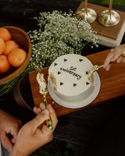 One year of many for the Kirkpatricks 🤍 - couple: @madallynp_kirkpatrick + @kirkpatrickneal cake: @dooziedoezky #1year #1yearanniversary #anniversary #anniversarycake #anniversaryphotoshoot #anniversaryphotos #couplesphotographysession #coupleshoot #couplesphotography #couplesphotographysession #kyphotographer #kentuckyphotographer #dcpresets Cakes Anniversary Ideas, First Anniversary Photoshoot, Anniversary Picnic Photoshoot, 1 Year Marriage Anniversary Photo Shoots, 1 Year Anniversary Party Ideas, Anniversary Pictures Couples 1 Year, Wedding Anniversary Shoot, 1st Year Anniversary Cake, Anniversary Wedding Photoshoot