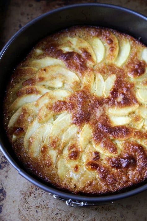 Sukkot Recipes, Easy Apple Cake, Fresh Apple Cake, Caramel Apple Cake, Olive Oil Recipes, Oil Cake, Easy Asian Recipes, French Dessert, Apple Cake Recipes