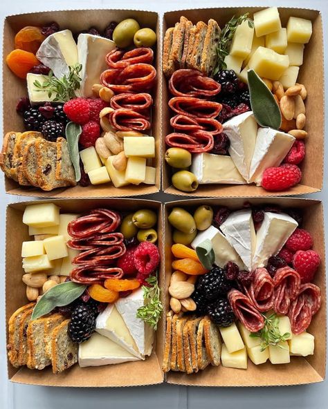 Charcuterie Packed Lunch, Bento Box Charcuterie, Chacutery Box Ideas, Charcuterie Togo Boxes, Charcuterie Boards To Go, Charcuterie Small Box Ideas, Wedding Charcuterie Boxes, Small Individual Charcuterie Box Ideas, Diy Charcuterie Box Gift